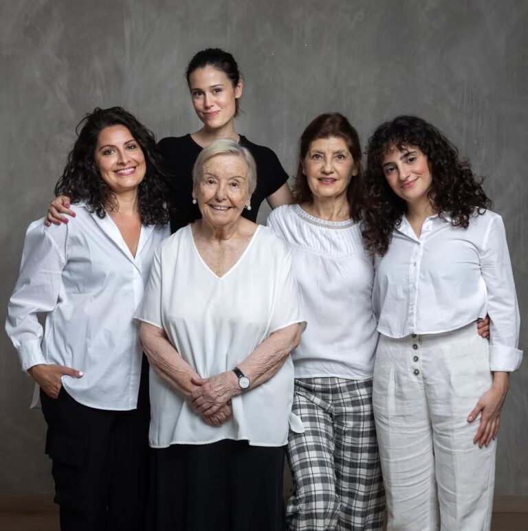 En poco mas de un mes arrancamos los ensayos de Yo solo quiero irme a Francia.Con este texto q e1761219581678